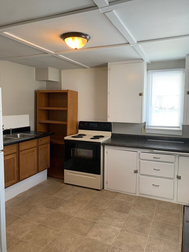 Building Photo - 2 BEDROOM, 1 BATHROOM SINGLE FAMILY HOME W...