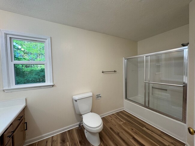 Building Photo - Well Maintained 3 Bedroom 2 Bath on a Private 1 Acre Lot