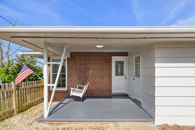 Building Photo - 389 Thompson St