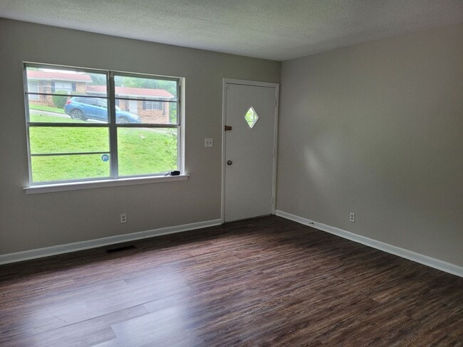 Building Photo - Pet-Friendly Duplex in East Ridge with Fenced Yard & Bonus Room!