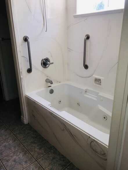 Building Photo - 633 S Teresa St