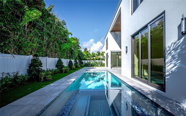 Building Photo - 464 NE 6th St