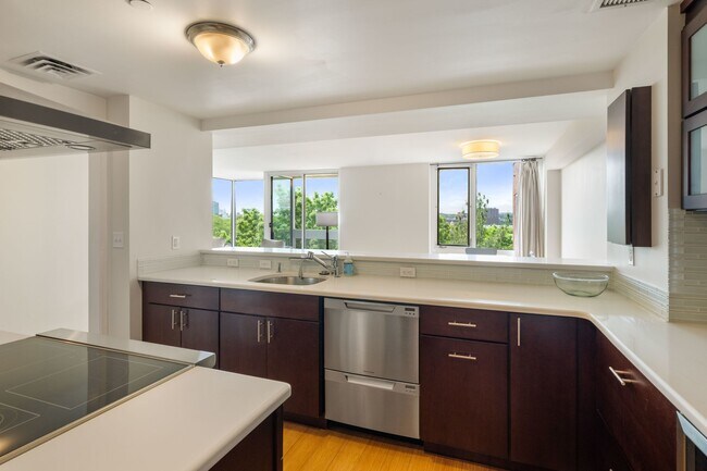 Building Photo - 975 Memorial Dr