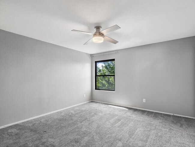 Building Photo - 5304 Los Altos Rd