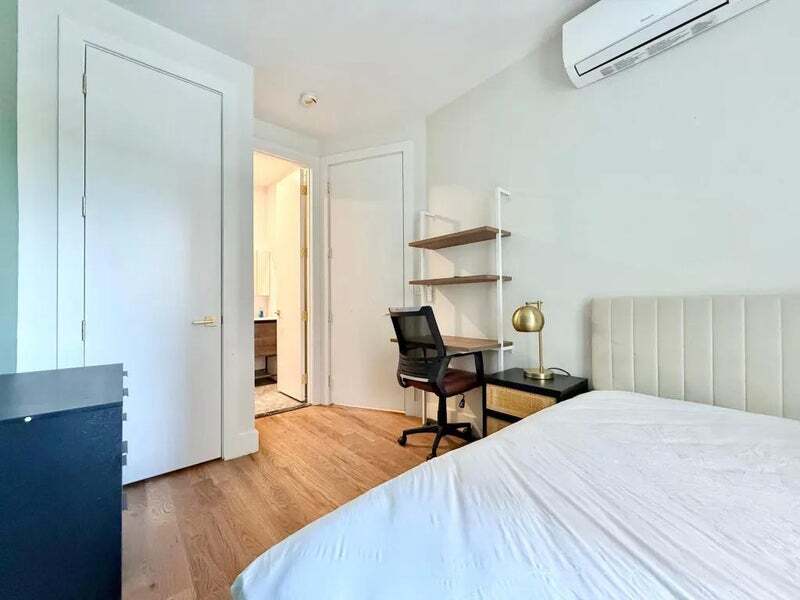 Building Photo - Nice room in a good neighborhood