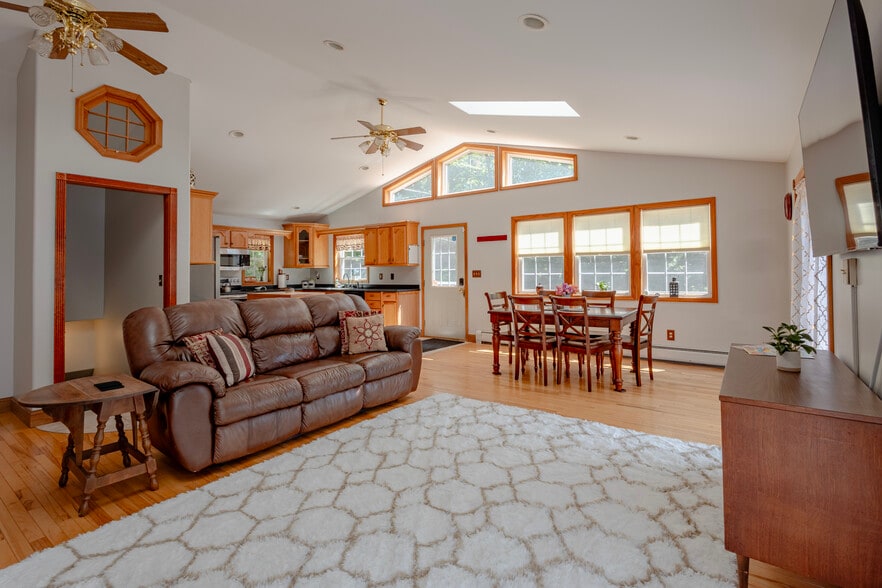 Building Photo - 386 Leroux Rd