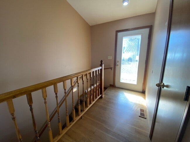 Building Photo - Large 4 Bed /  2 Bath Home