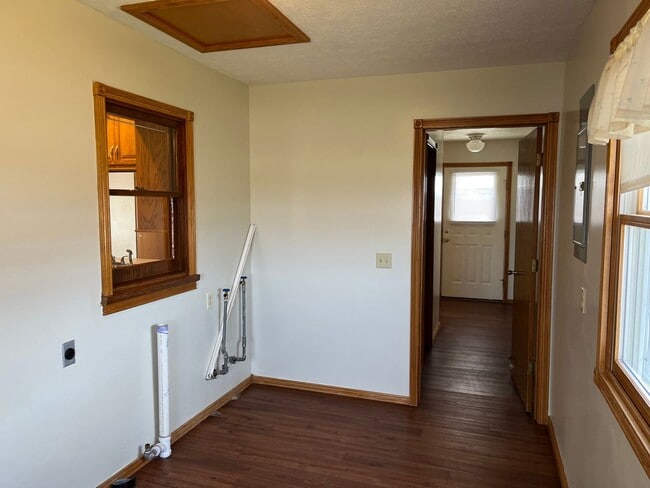 Building Photo - Country living at a great Price.