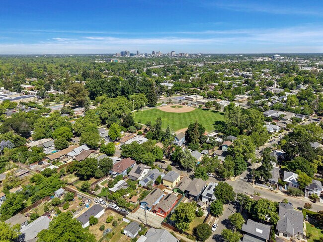 Building Photo - Beautiful 2 bedroom 1 Bathroom for rent in North Oak Park! Close to UC Davis and McGeorge Law
