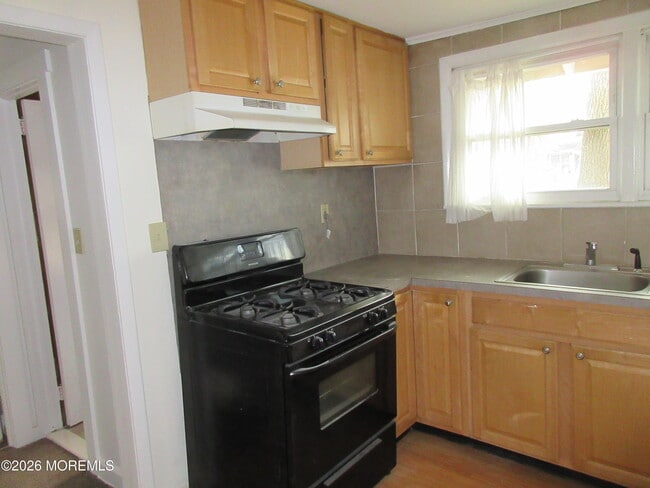 Building Photo - 319 13th Ave