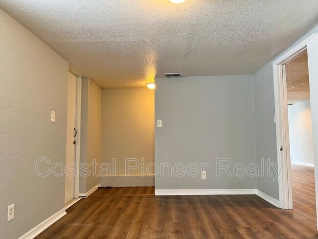Building Photo - 305 E Hanna Ave