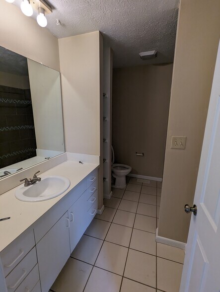 Building Photo - 1200 Robbins Run Ct