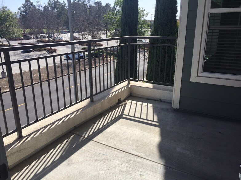Private balcony off the living room - 2349 Jefferson St