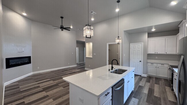 Building Photo - 117 Hessed St