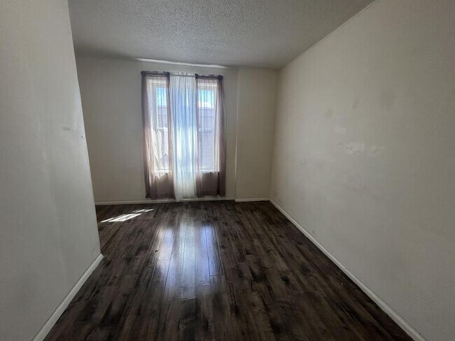Building Photo - 560 600 E