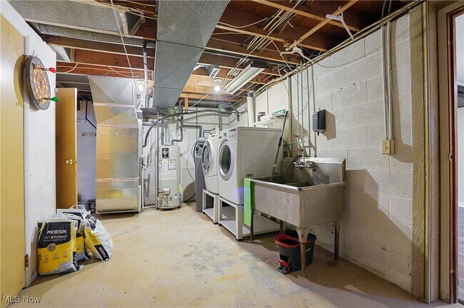 Building Photo - 7429 Sylvan Dr