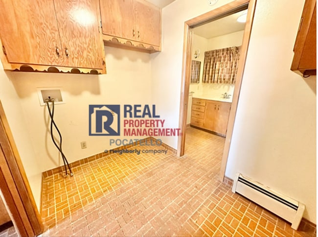 Building Photo - 3 Bedroom 2 bath - Double car garage