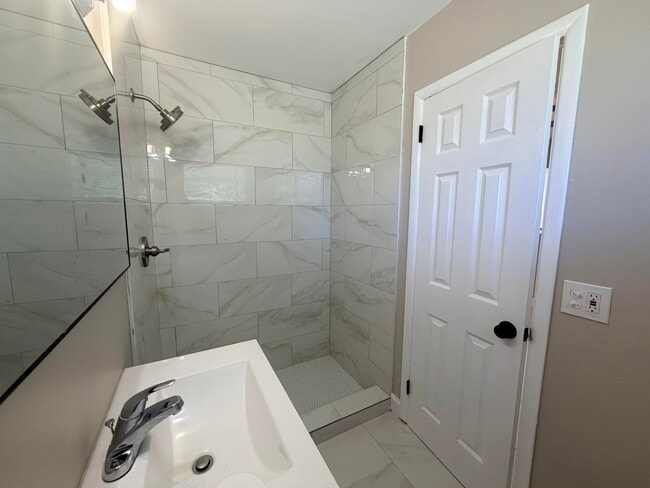 Building Photo - 6036 Westover Rd