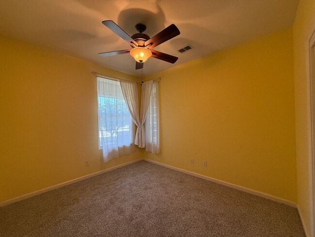 Building Photo - Single-story 3 bedroom, 2 bathroom, plus o...