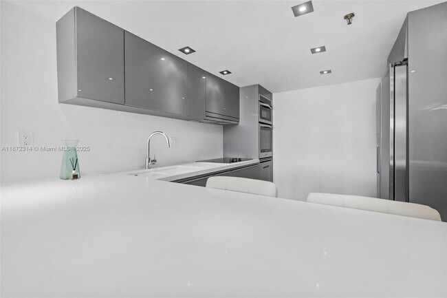 Building Photo - 2625 Collins Ave