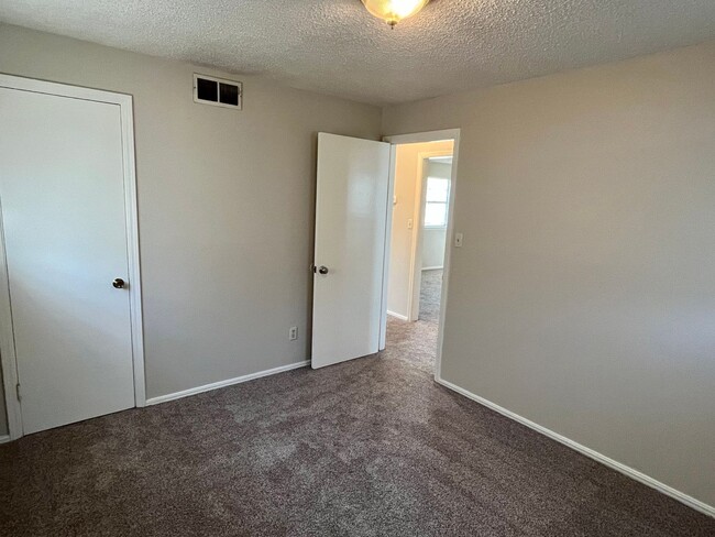 Building Photo - 3 Bedroom Home in Prime MOORE Location!