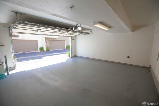 Building Photo - Beautiful updated 3-level, 3BR2.5BA and 2-car garage townhome!