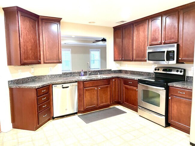Building Photo - Beautifully Maintained Home in the Heart o...