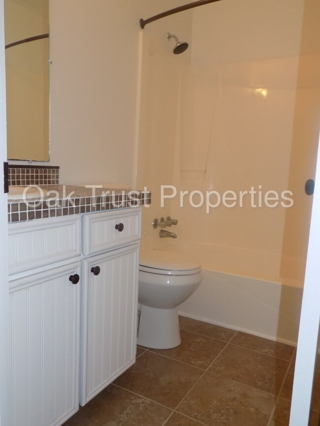 Building Photo - Lakeside James Island Townhouse