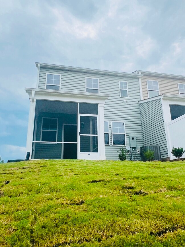 Building Photo - Modern New Townhome | 3 Bed/2.5 Bath | End...