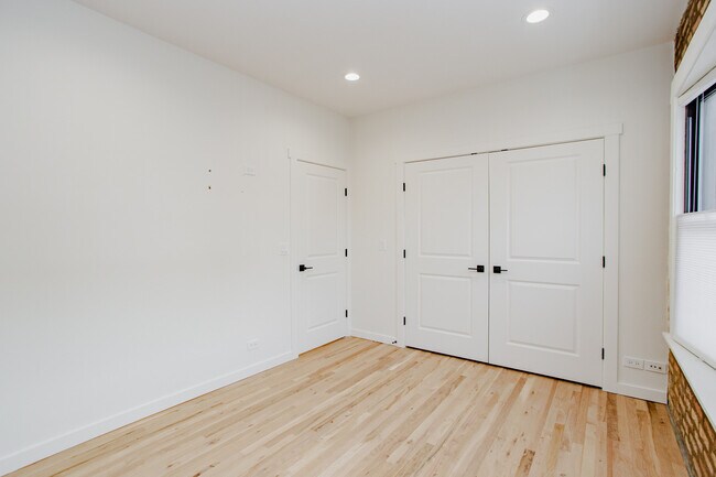 Building Photo - 6677 N Oliphant Ave