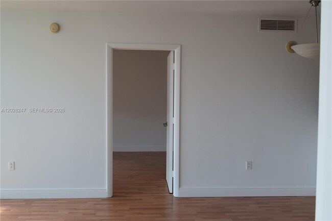 Building Photo - 1800 N Bayshore Dr