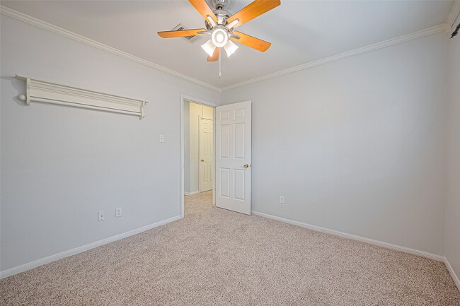 Building Photo - 4031 Sherwood W