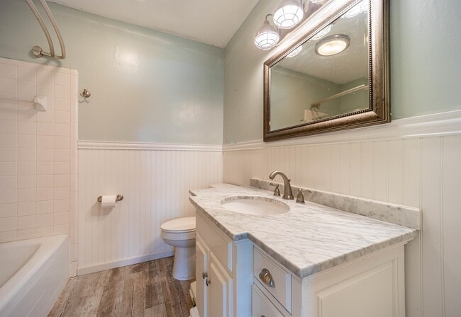 Building Photo - 407 Holly Dr