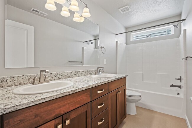 Building Photo - Beautiful 3bd/2.5ba Home w/Office Space & Bonus Loft