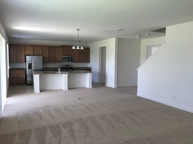 Building Photo - HUGE 5 BEDS TWO STORY!!! CLOSE TO HIGHWAYS...