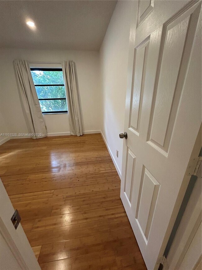 Building Photo - 6857 SW 36th Ct