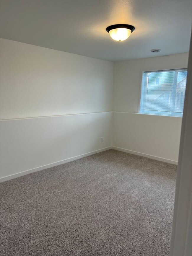 Building Photo - 4 Bed 2 Bath Single Family Home