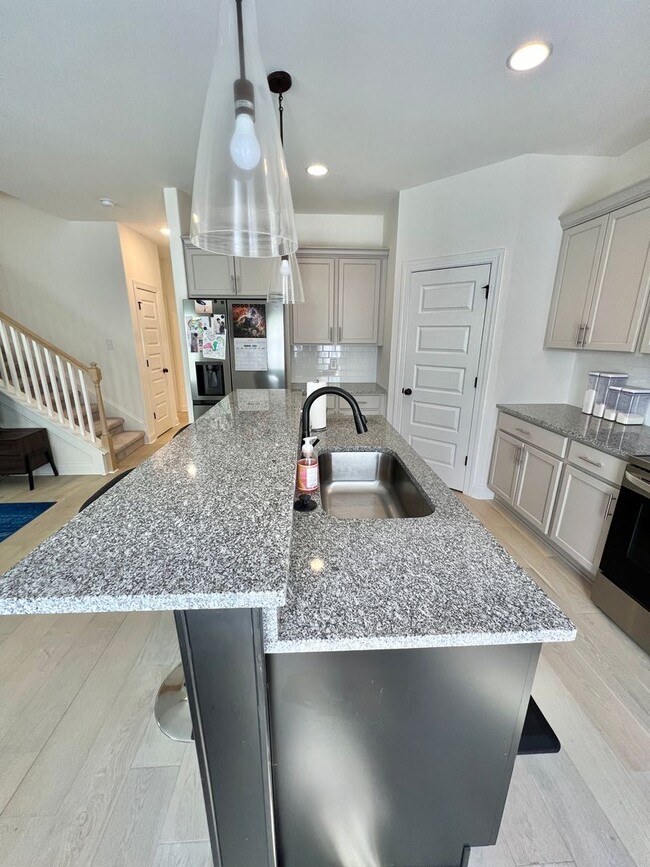 Building Photo - 3 Bed, 2.5 Bath Townhome w/ 1 Car Garage