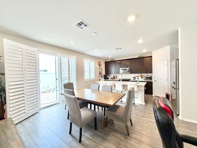 Building Photo - Modern 5 Bedroom 3 Bathroom Home in Tierra Del Sol with INCLUDED Solar & Low-Maintenance Living