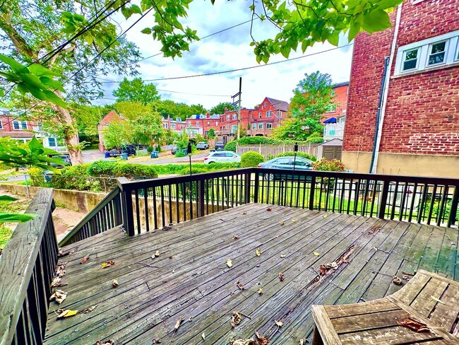 Building Photo - Spacious 6 bedroom 3.5 bath Tudor Townhouse w/Deck close to Georgetown University & Hospital