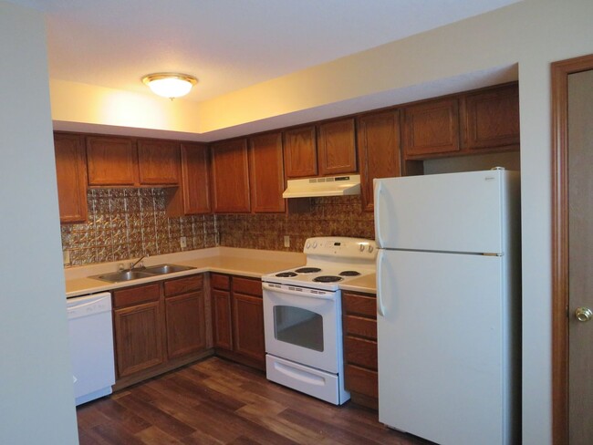 Building Photo - 2 Bedroom Townhouse in Albion!