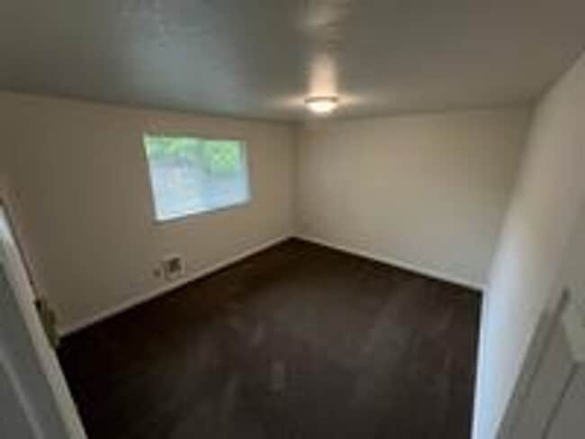 Building Photo - Charming Pet Friendly 2 Bedroom Duplex With Fenced Yard In Quiet Neighborhood!