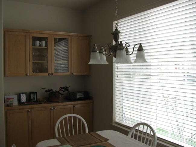 Building Photo - 1652 NW Shadow Hills Lane ~ Excellent Beth...