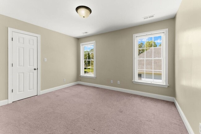 Building Photo - Large home with 5 bedrooms in Brickshire