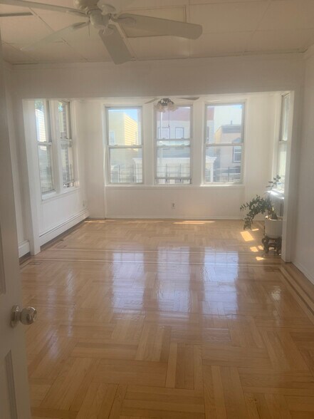 Building Photo - 861 Kinsella St