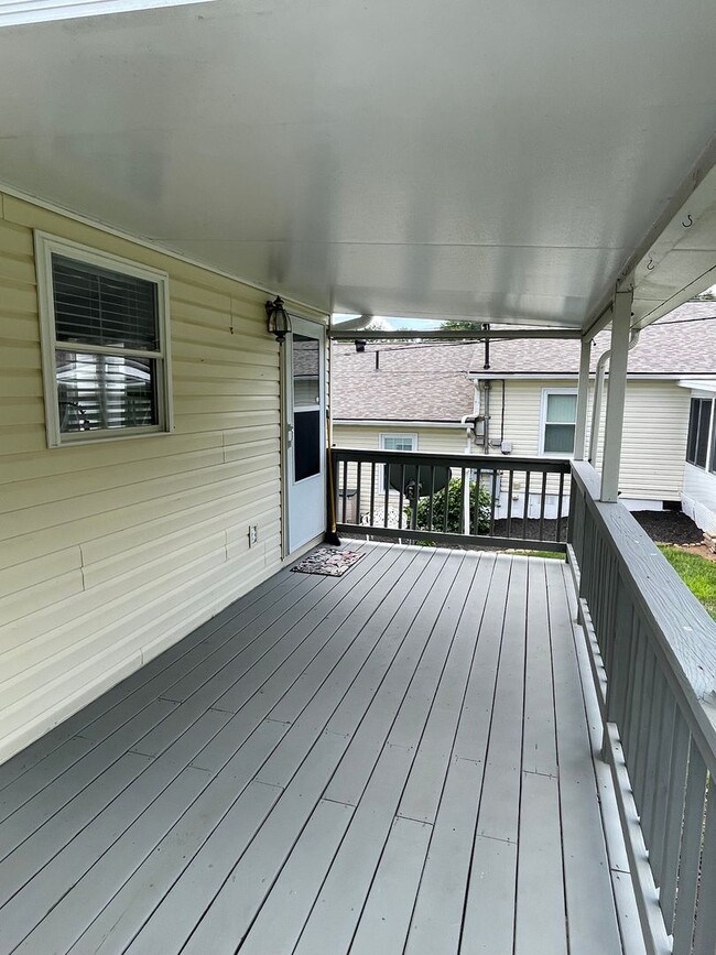 Building Photo - 5233A Beechcrest Dr