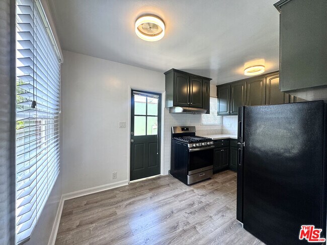 Building Photo - 5153 Overland Ave
