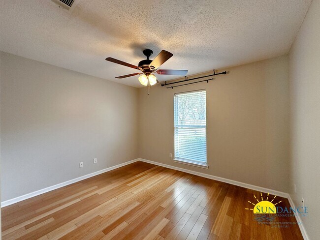 Building Photo - Lakefront home with Enclosed pool centered between Eglin and Hurlburt