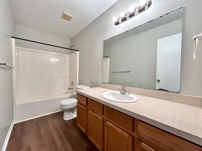 Building Photo - 4 Bedroom 2 Story Home in Northeast GR!