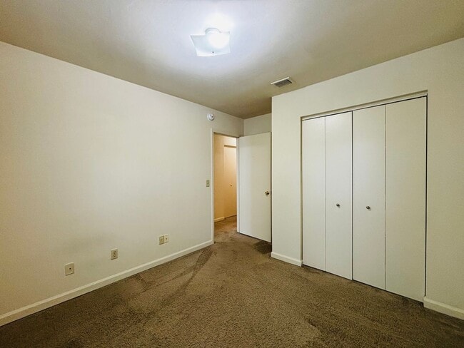 Building Photo - 208 Pheasant Run Dr